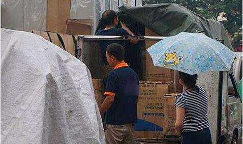 昆明搬家公司下雨搬家家具被淋濕了.jpg 昆明搬家公司下雨搬家家具被淋濕了.jpg
