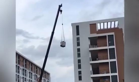 高校暑期迎來宿舍搬遷高峰 起重機(jī)等神器紛紛亮相.jpg 高校暑期迎來宿舍搬遷高峰 起重機(jī)等神器紛紛亮相.jpg